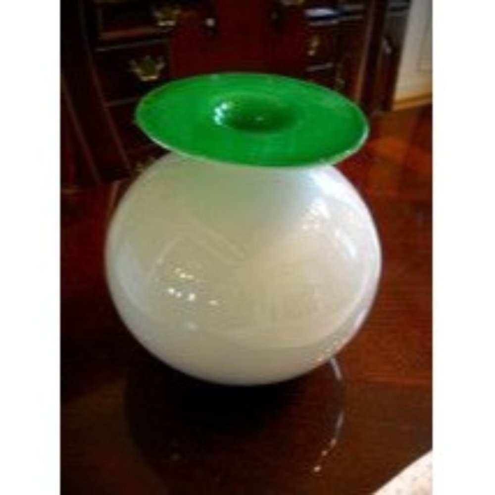 Gorgeous Designs Art Deco Contemporary White Over Green Very Unique Vase